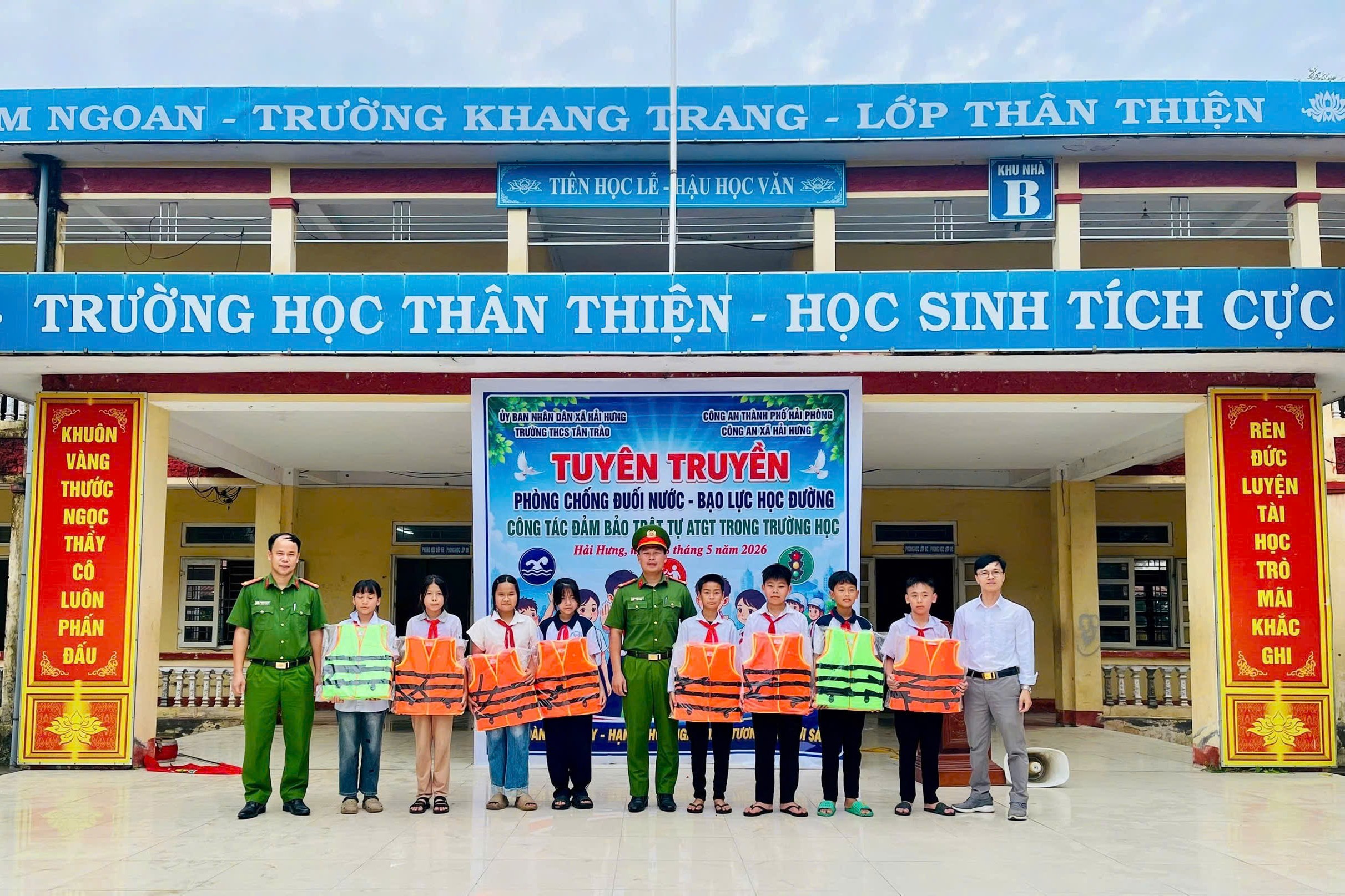 Công an xã Hải Hưng tổ chức tuyên truyền phòng, chống đuối nước, bạo lực học đường và bảo đảm an toàn giao thông